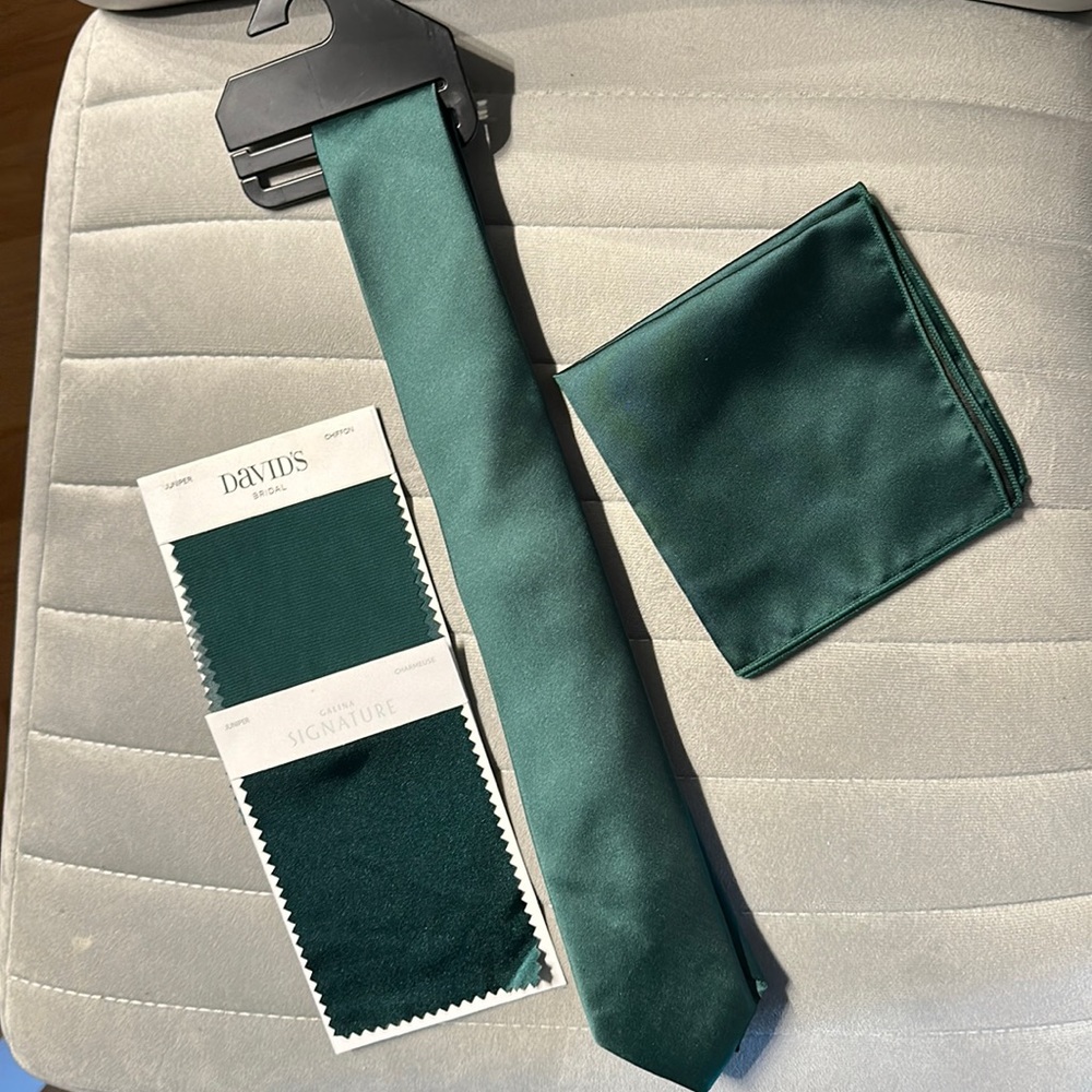 Men’s Green Tie & Pocket Square